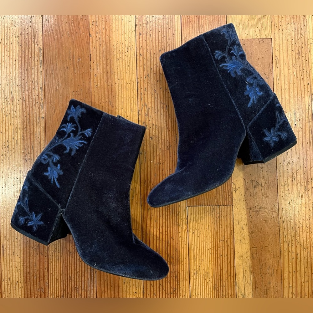 Kennith Cole New York Renna blue velvet embroidered short boots size 10 women
